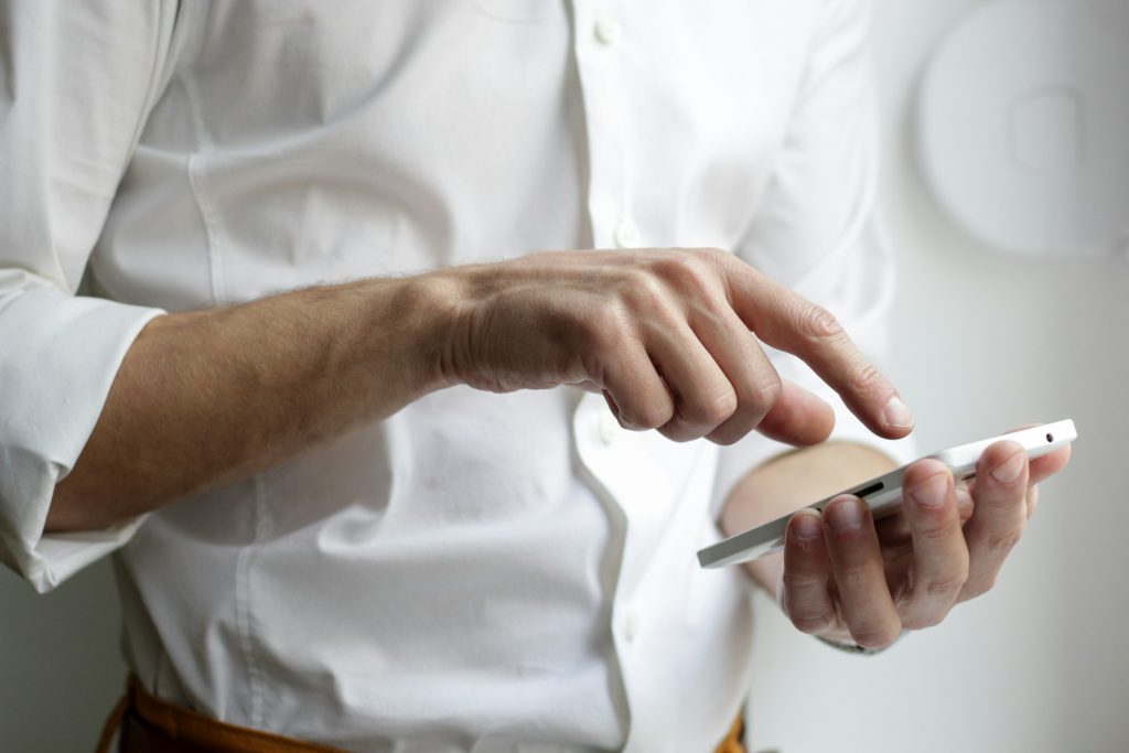 Învățarea continuă în era digitală – cheia adaptării profesionale și personale