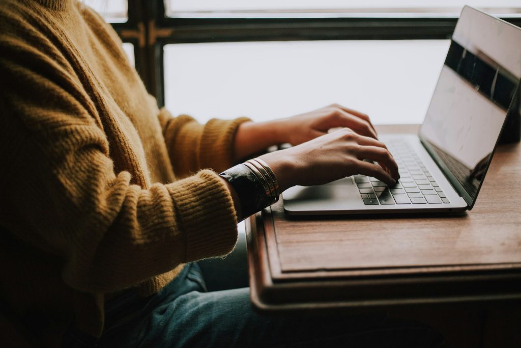 De ce competențele digitale nu mai sunt un avantaj, ci o necesitate în orice meserie