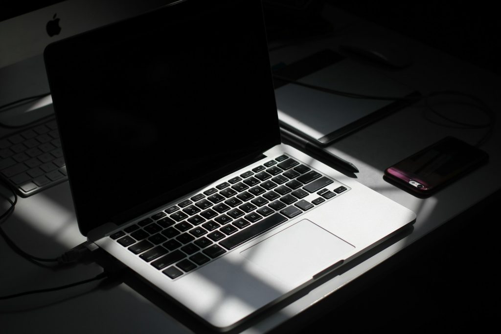 Competențele digitale – cheia adaptării profesionale în era transformării tehnologice